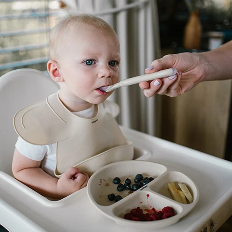 BabyOno Siilicone Plate 6m+ dělený talíř s přísavkou Beige 1 ks