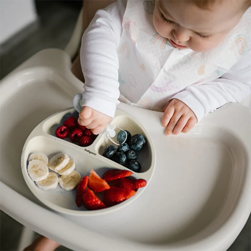 BabyOno Siilicone Plate 6m+ dělený talíř s přísavkou Beige 1 ks