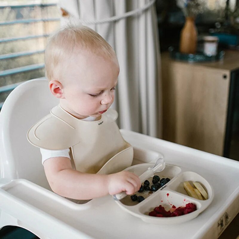 BabyOno Siilicone Plate 6m+ dělený talíř s přísavkou Beige 1 ks
