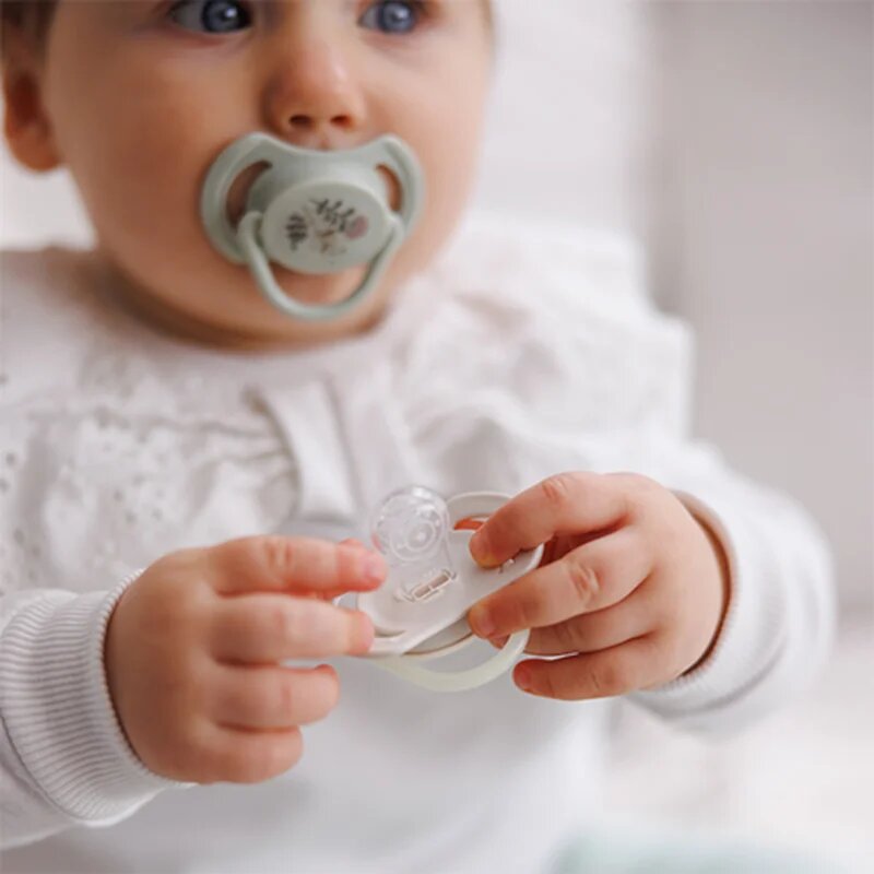 BabyOno Take Care Symmetrical Silicone Soothers dudlík Day & Night 6-18m+ 2 ks