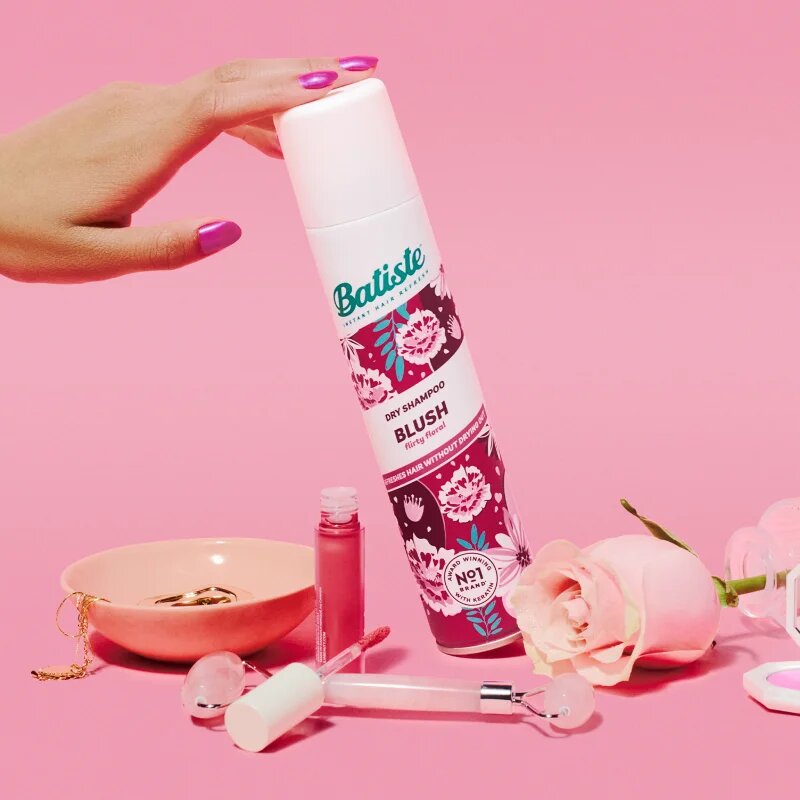 Batiste Blush Flirty Floral suchý šampon pro objem a lesk 200 ml