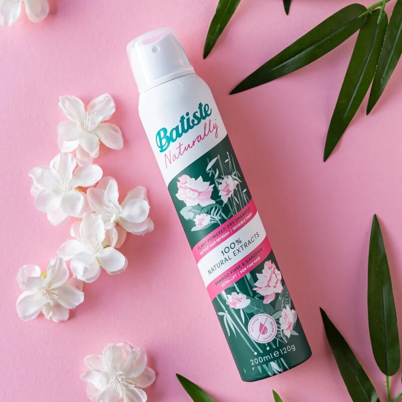 Batiste Naturally Bamboo & Gardenia suchý šampon pro absorpci přebytečného mazu a pro osvěžení vlasů 200 ml