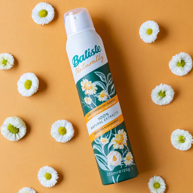 Batiste Naturally Green tea & Chamomile suchý šampon pro absorpci přebytečného mazu a pro osvěžení vlasů 200 ml