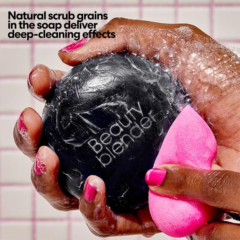 beautyblender® Tool Scrub Charcoal tuhý čistič na make-up houbičky a štětce 150 g