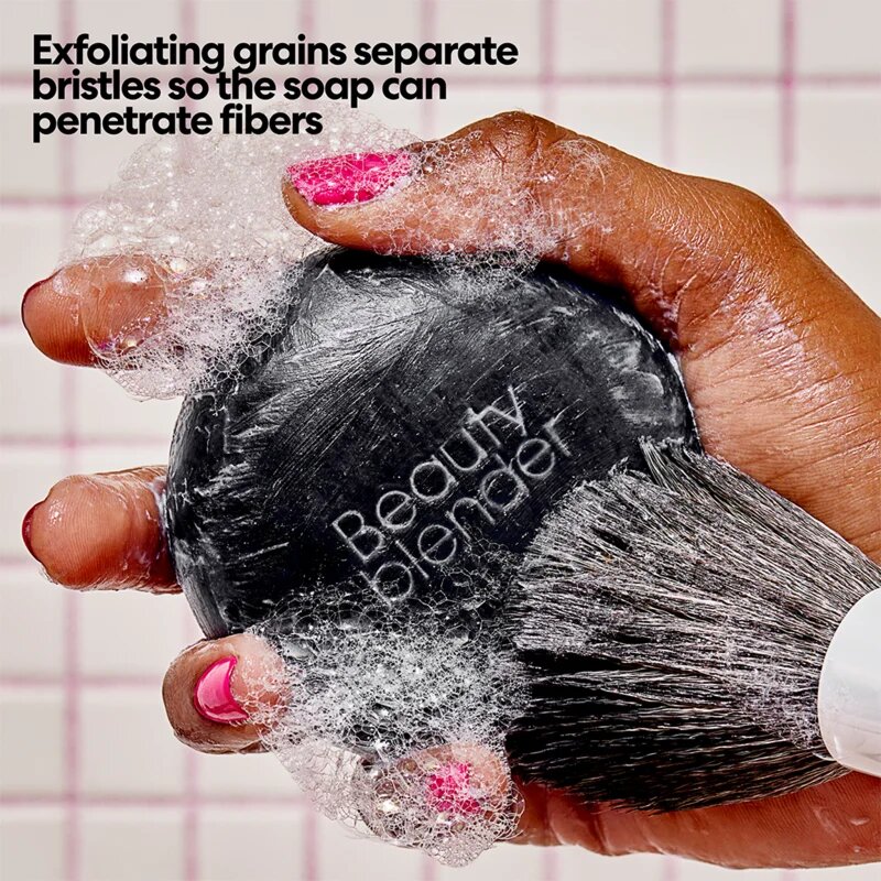 beautyblender® Tool Scrub Charcoal tuhý čistič na make-up houbičky a štětce 150 g