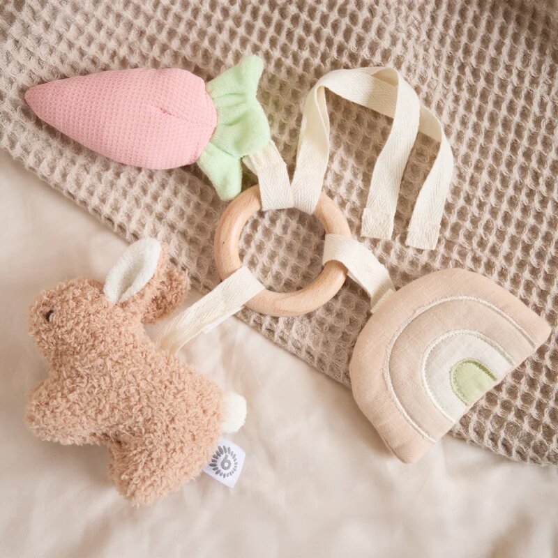 Bieco Activity Toy Bunny Fine kontrastní závěsná hračka 1 ks