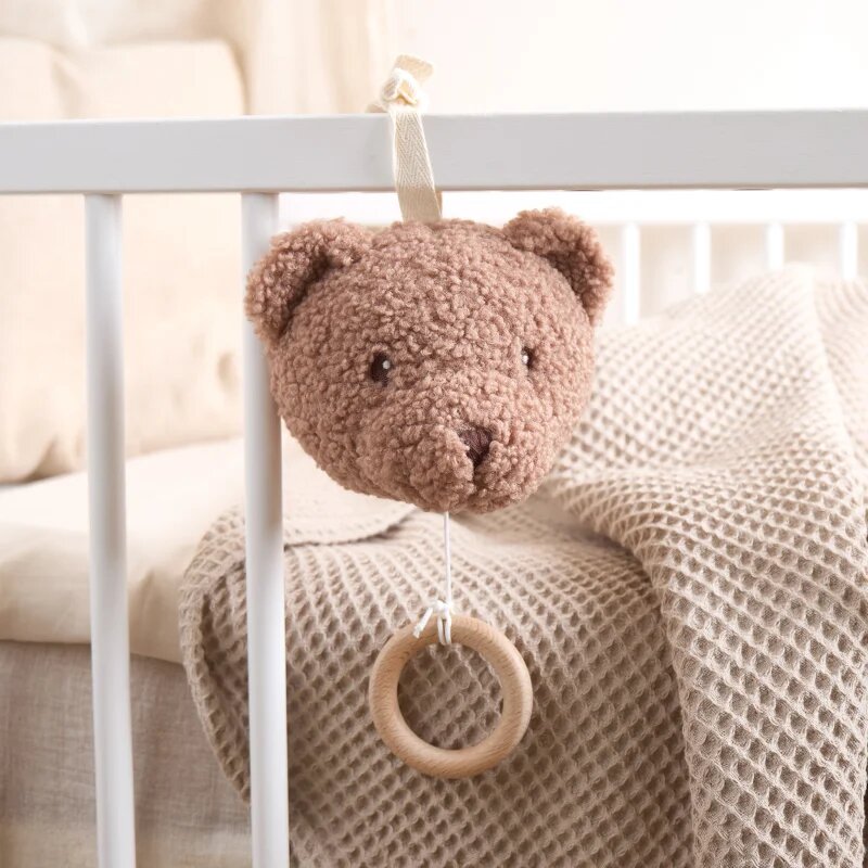 Bieco Musical Toy Bear Mika kontrastní závěsná hračka s melodií 1 ks