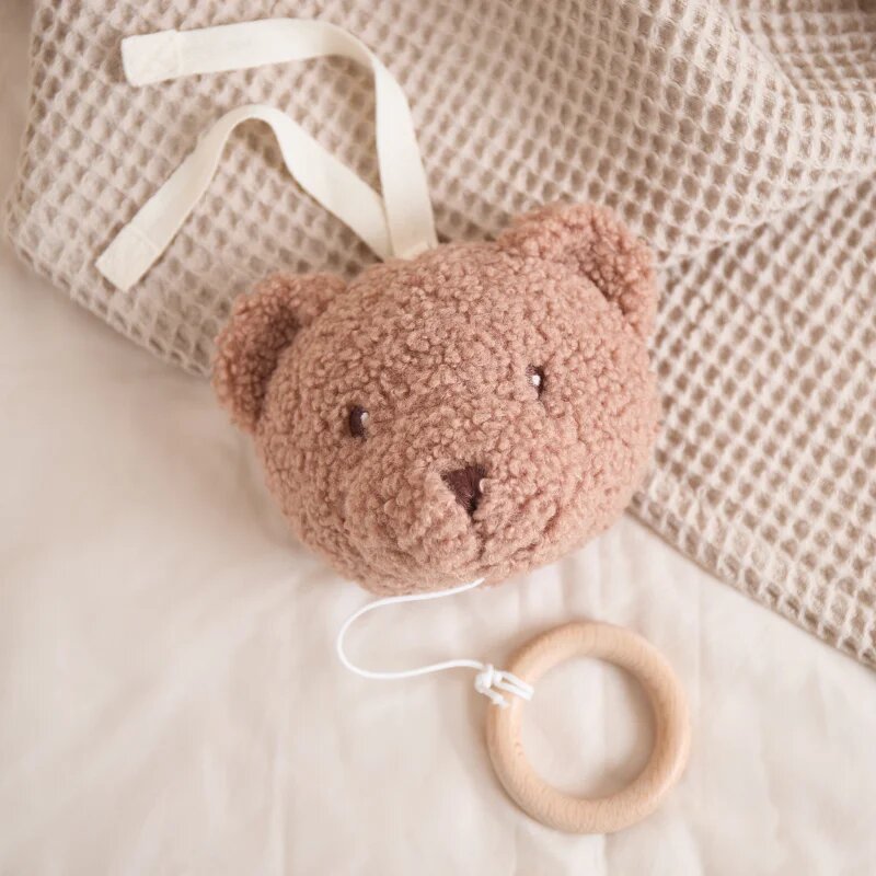 Bieco Musical Toy Bear Mika kontrastní závěsná hračka s melodií 1 ks