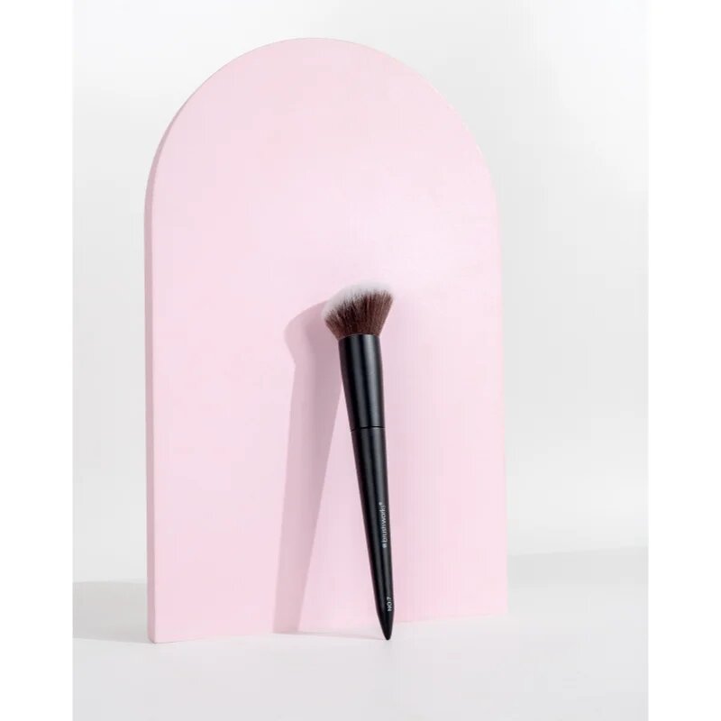 Brushworks Angled Blush Brush zkosený štětec na tvářenku typ NO. 7 1 ks