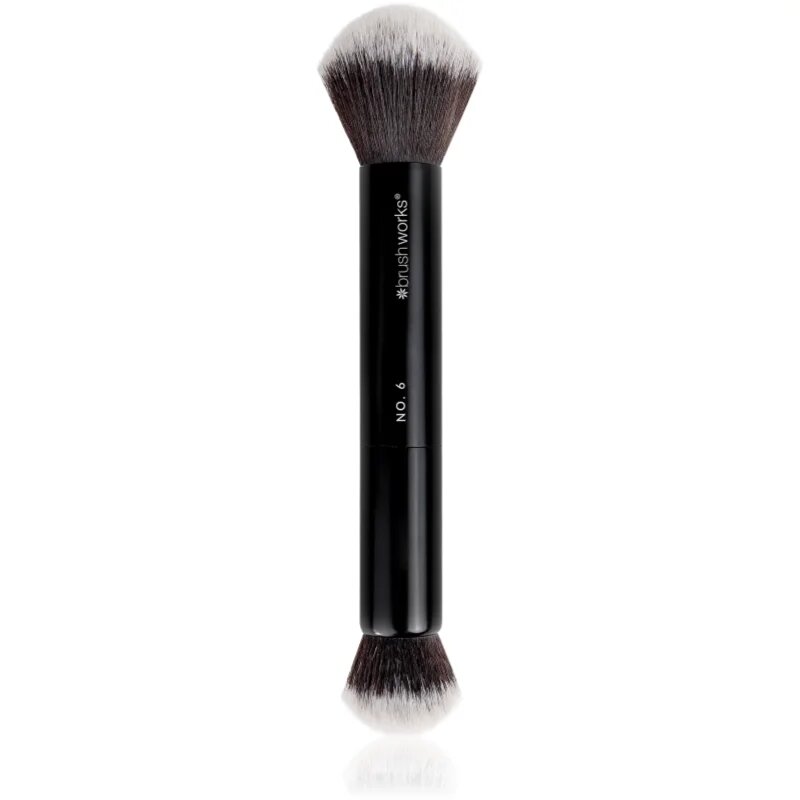 Brushworks Double Ended malý štětec pro nanášení tekutých krémových a pudrových produktů typ NO. 6 1 ks