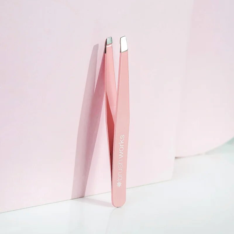 Brushworks Precision Slanted Tweezers pinzeta se zešikmeným koncem 1 ks