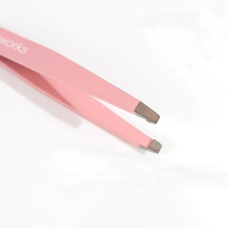 Brushworks Precision Slanted Tweezers pinzeta se zešikmeným koncem 1 ks