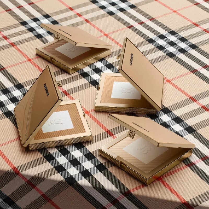 Burberry Beyond Wear Powder matující pudr s vyhlazujícím efektem Fair 01 11 g