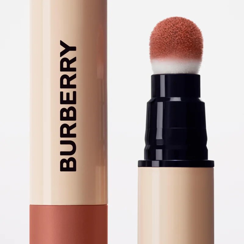 Burberry Brit Matte Veil matná hydratační tekutá rtěnka odstín English Oak 652 3 ml
