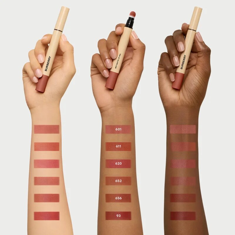 Burberry Brit Matte Veil matná hydratační tekutá rtěnka odstín English Oak 652 3 ml