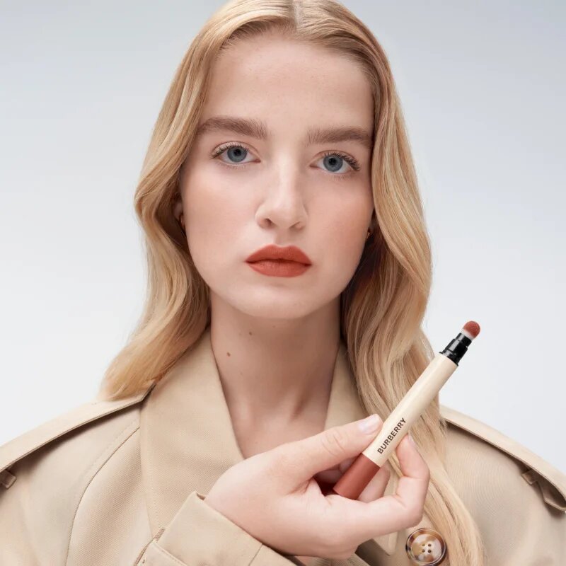Burberry Brit Matte Veil matná hydratační tekutá rtěnka odstín English Oak 652 3 ml