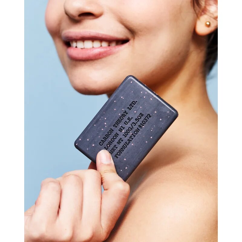 Carbon Theory Charcoal & Tea Tree Oil čisticí tělový peeling pro problematickou a mastnou pokožku 100 g