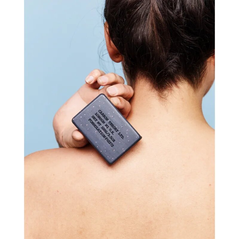 Carbon Theory Charcoal & Tea Tree Oil čisticí tělový peeling pro problematickou a mastnou pokožku 100 g