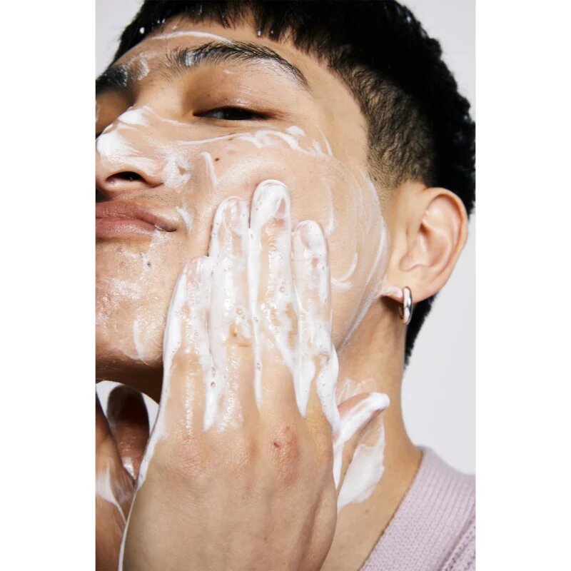 Carbon Theory Salicylic Acid & Shea Butter jemné čisticí mýdlo s peelingovým efektem 100 g