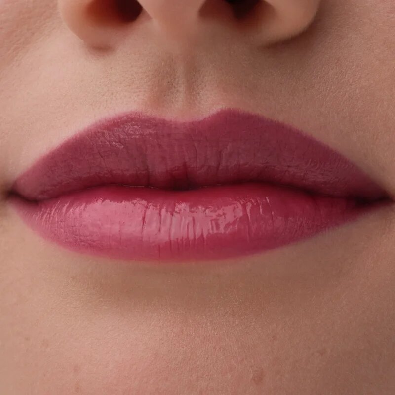 Catrice Bare Glow balzám na rty reagující na pH odstín 030 Dark Ruby Red 3 g