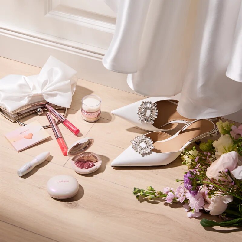 Catrice Brides & Besties tvářenka s rozjasňovačem odstín Champagne Showers C01 3.5 g