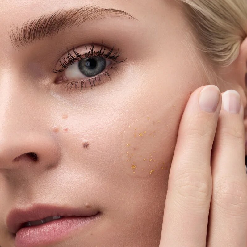 Catrice Glam In Gold Hydrating Primer hydratační podkladová báze pod make-up s 24karátovým zlatem odstín 010 Oh My Goldness 30 ml