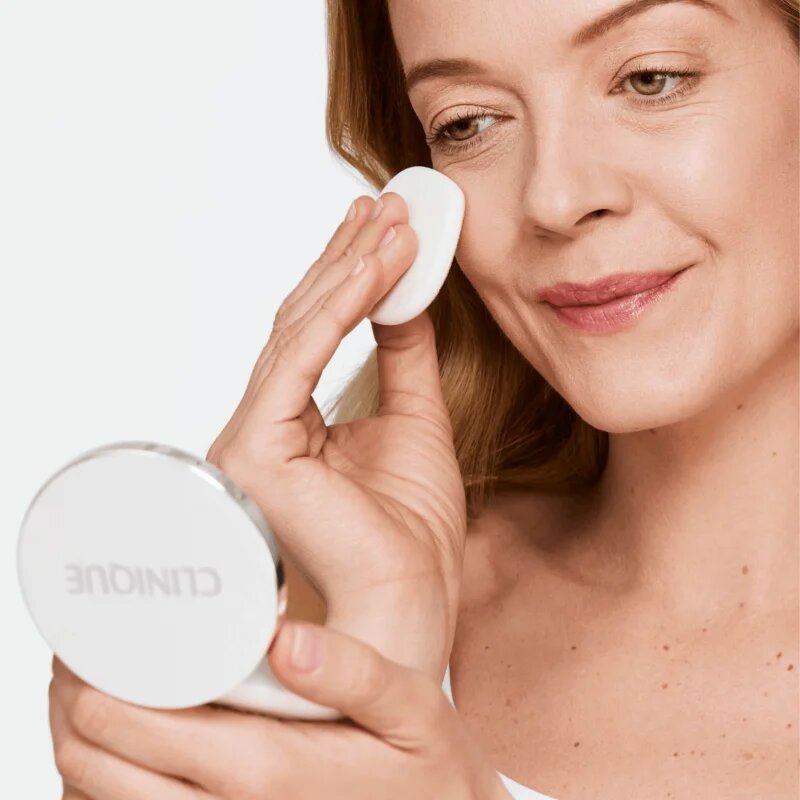 Clinique Beyond Perfecting™ Powder Foundation + Concealer pudrový make-up s korektorem 2 v 1 odstín 06 Ivory 14.5 g