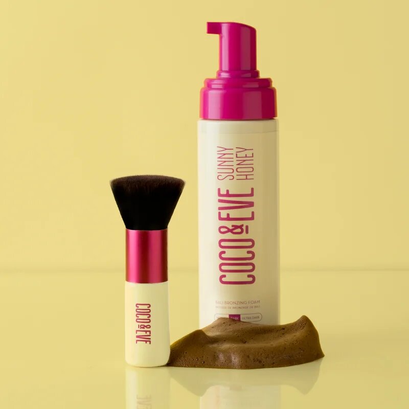 Coco & Eve Sunny Honey Deluxe Vegan Kabuki Brush štětec kabuki na tělo a obličej 1 ks