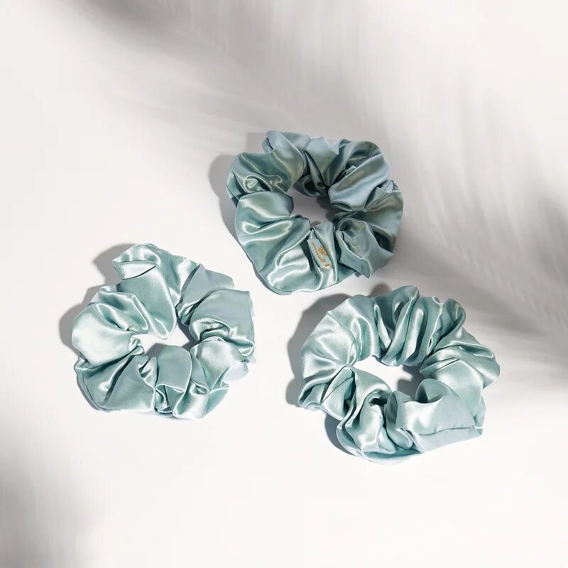 Crystallove Mulberry Silk Scrunchie hedvábná gumička do vlasů Amazonite 1 ks