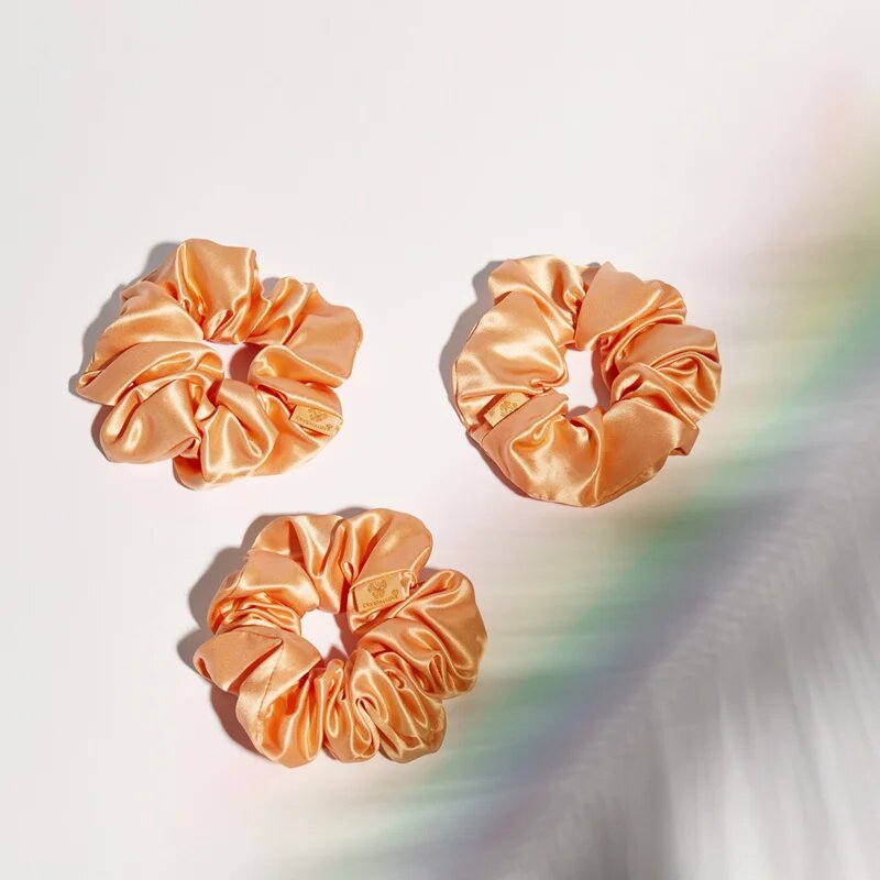 Crystallove Mulberry Silk Scrunchie hedvábná gumička do vlasů Peach fuzz 1 ks
