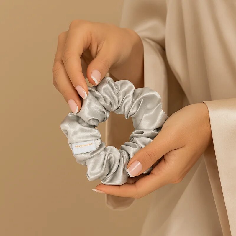 Crystallove Silk Scrunchie hedvábná gumička do vlasů Silver 1 ks