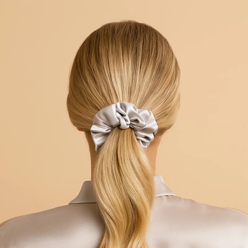 Crystallove Silk Scrunchie hedvábná gumička do vlasů Silver 1 ks