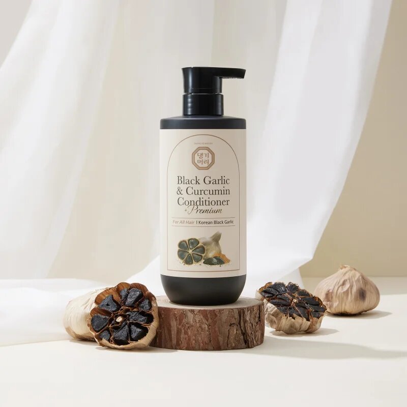 DAENG GI MEO RI Black Garlic & Curcumin Treatment pečující kondicionér pro hustotu vlasů a ochranu proti lámavosti 500 ml