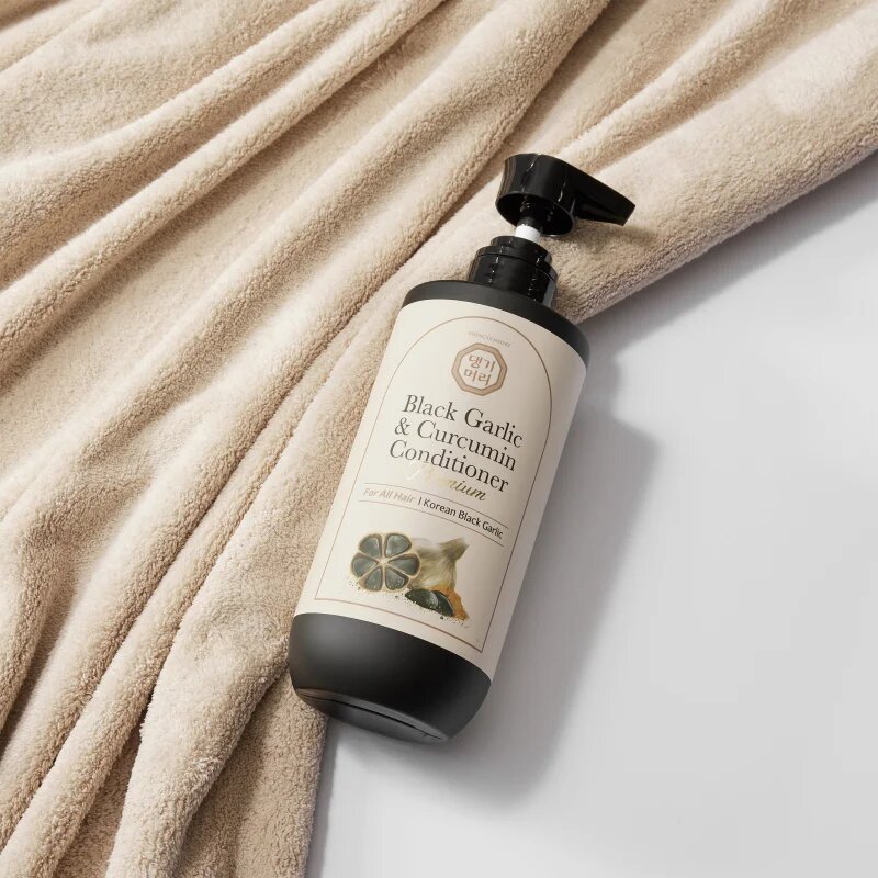 DAENG GI MEO RI Black Garlic & Curcumin Treatment pečující kondicionér pro hustotu vlasů a ochranu proti lámavosti 500 ml