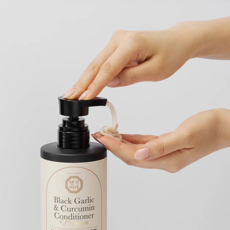 DAENG GI MEO RI Black Garlic & Curcumin Treatment pečující kondicionér pro hustotu vlasů a ochranu proti lámavosti 500 ml