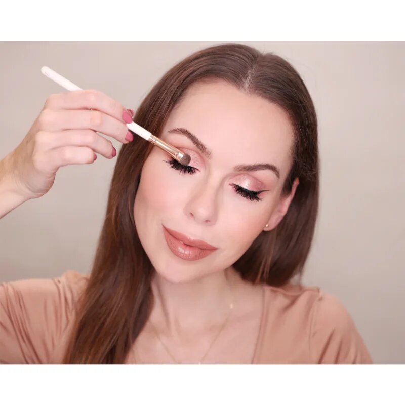 Dermacol Accessories Master Brush by PetraLovelyHair štětec na aplikaci očních stínů D74 Rose Gold 1 ks