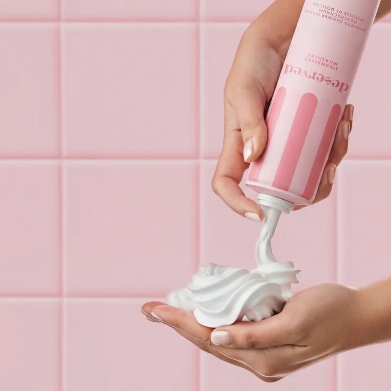 DESERVED Whipped Shower Foam Strawberry Milkshake sprchová pěna na tělo 250 ml