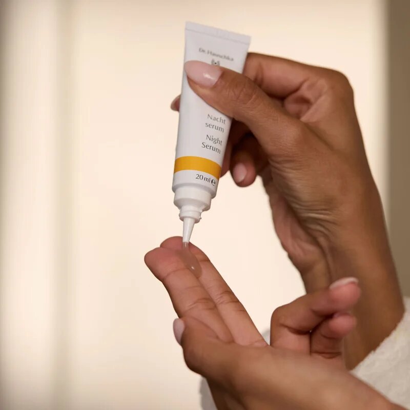 Dr. Hauschka Facial Care Night Serum noční sérum pro intenzivní hydrataci 20 ml