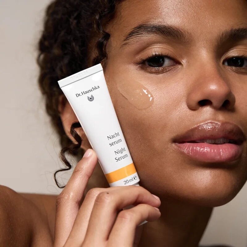 Dr. Hauschka Facial Care Night Serum noční sérum pro intenzivní hydrataci 20 ml