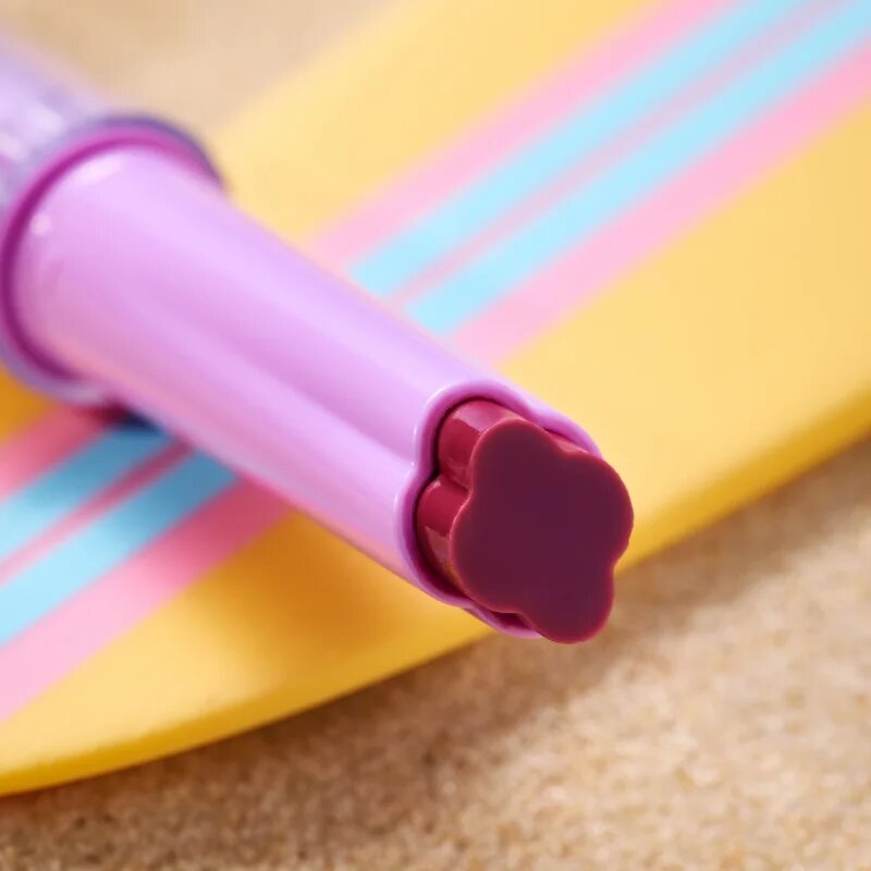 essence aloha babes! krémový lesk na rty v tyčince odstín 01 Sunny Bliss Flower Kiss 1.6 g