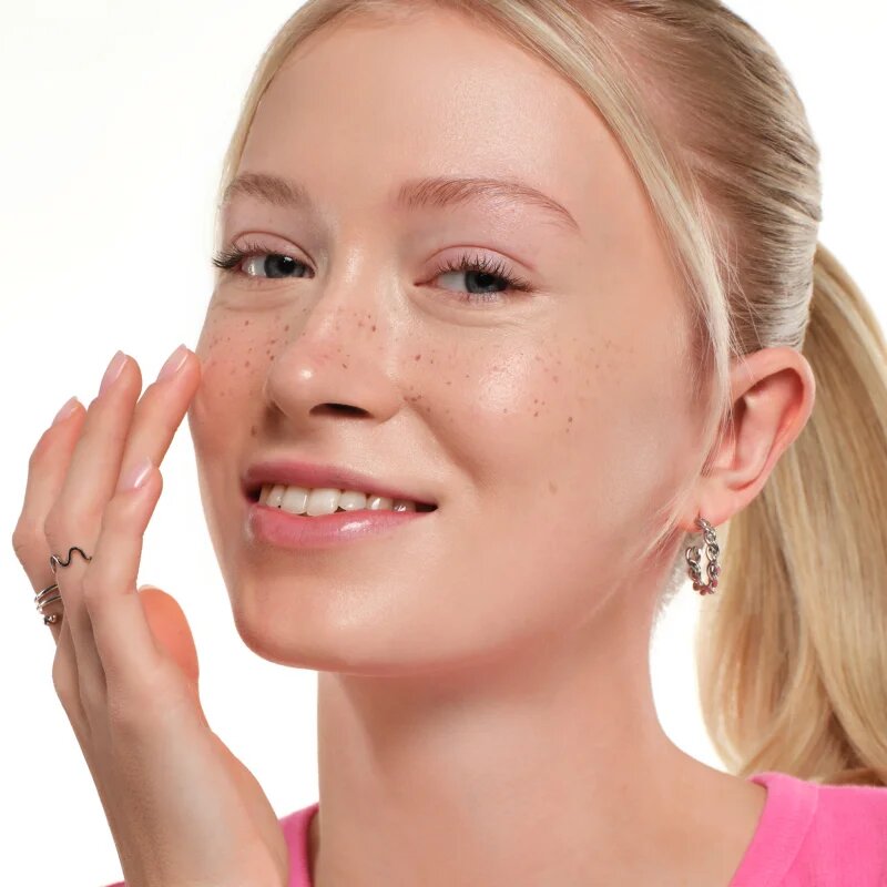 essence BABY GOT FRECKLES fix na pihy odstín Faux Real 1 ml