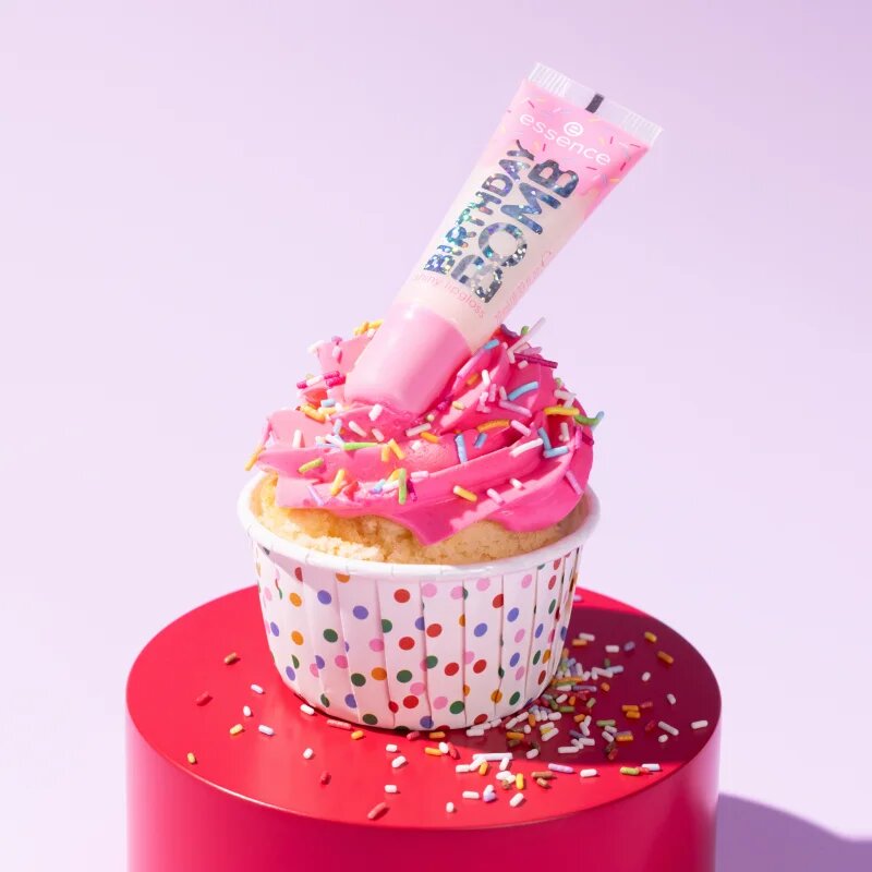 essence Birthday Bomb transparentní lesk na rty pro třpytivý lesk odstín 01 Cake My Day! 10 ml
