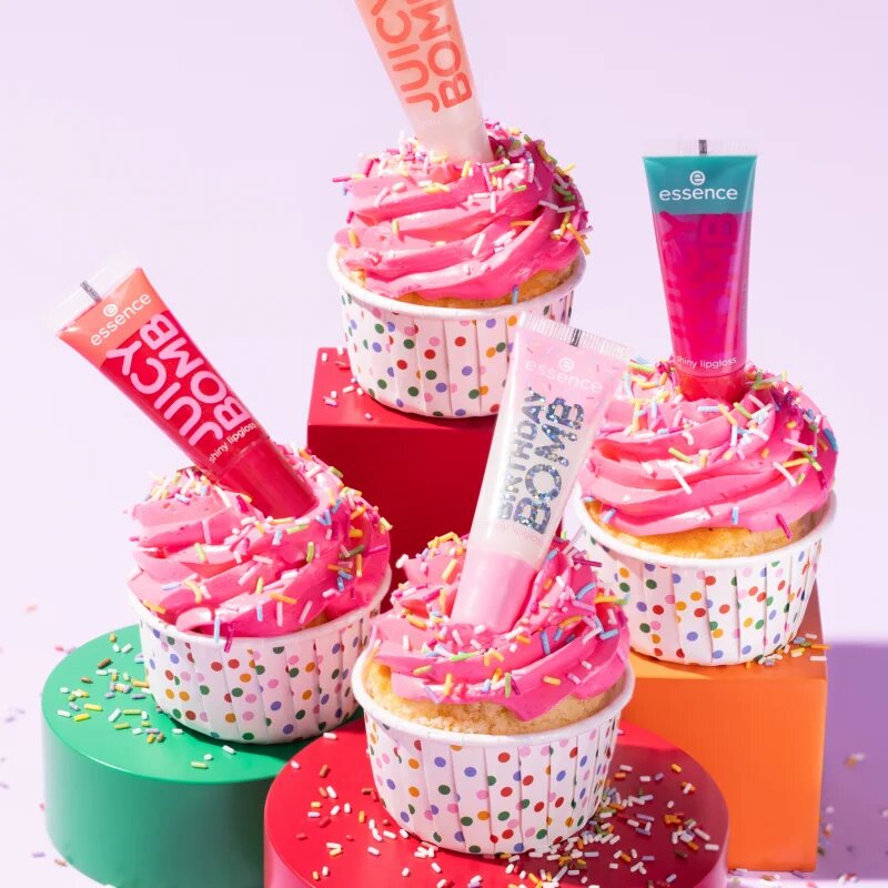 essence Birthday Bomb transparentní lesk na rty pro třpytivý lesk odstín 01 Cake My Day! 10 ml
