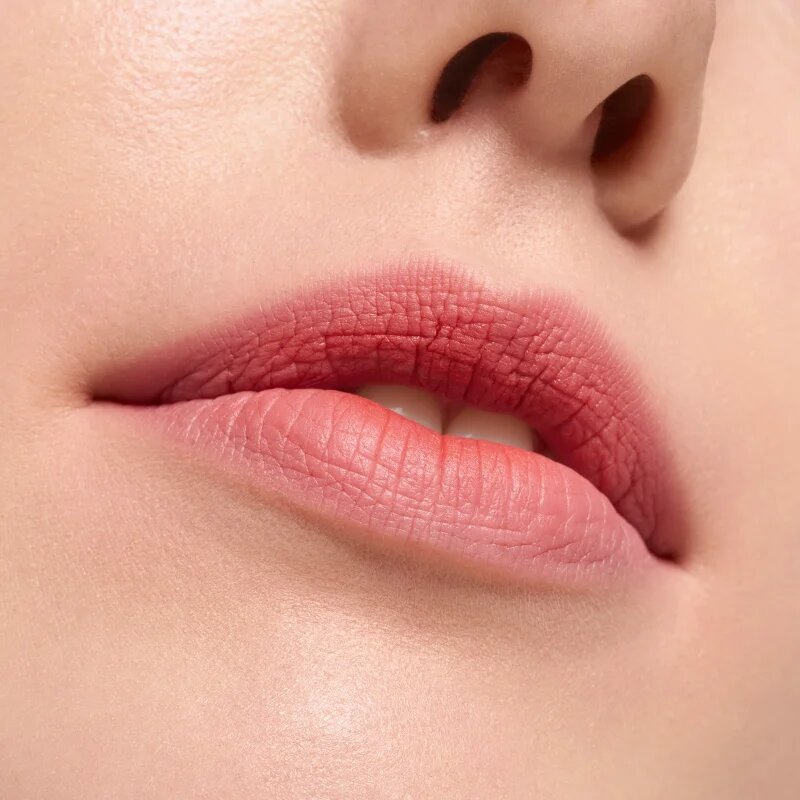 essence Blur Soufflé matná tekutá rtěnka odstín 03 Hot Offline 3.6 ml