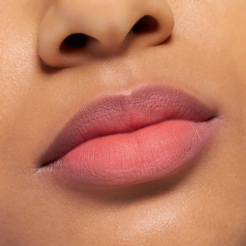 essence Blur Soufflé matná tekutá rtěnka odstín 03 Hot Offline 3.6 ml