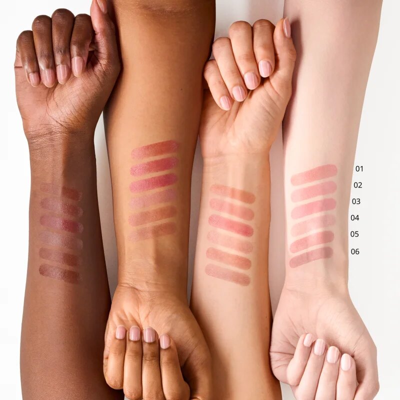 essence Blur Soufflé tónovací balzám na rty s matným efektem odstín 02 Nude Peach 3 g