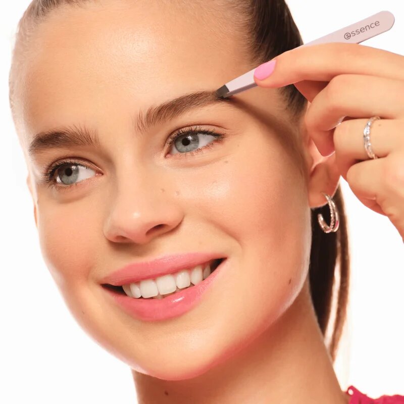 essence Brow Tweezer pinzeta na obočí 1 ks