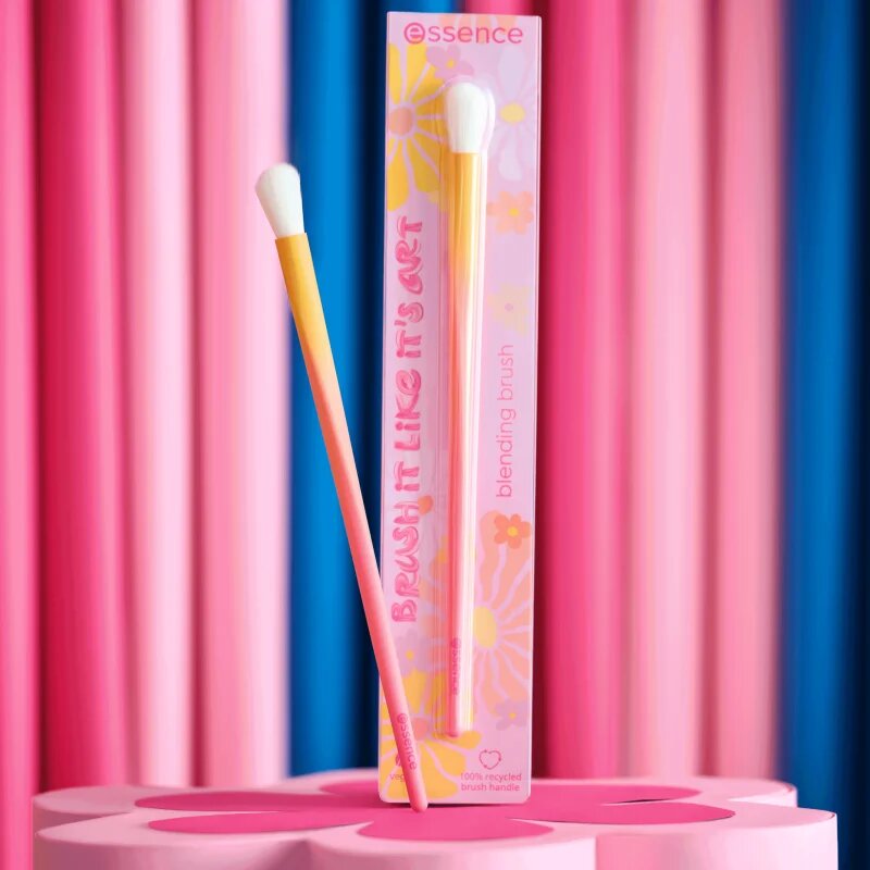 essence BRUSH IT LIKE IT'S ART blending brush štětec na blending 01 Blending Is Like Cardio For Artists 1 ks