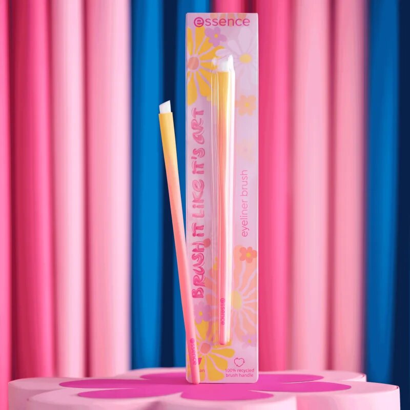 essence BRUSH IT LIKE IT'S ART eyeliner brush zkosený štětec na oční stíny 01 Just Wing It Like It's Art 1 ks