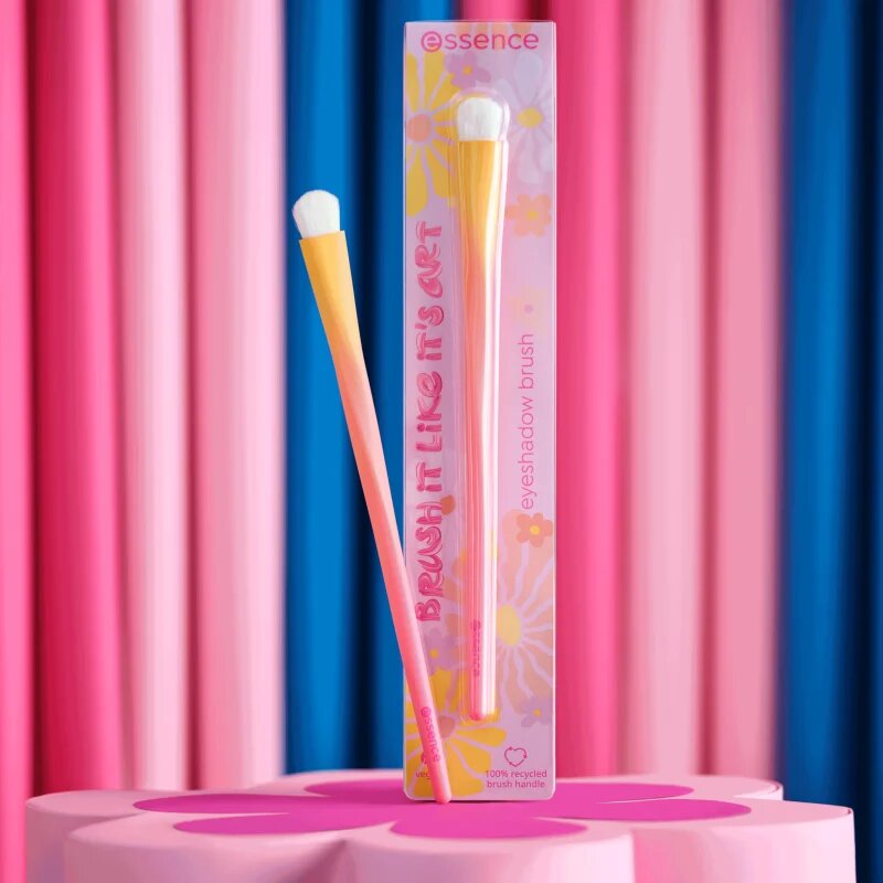 essence BRUSH IT LIKE IT'S ART eyeshadow brush štětec na oční stíny 01 Throwing A Little Color 1 ks